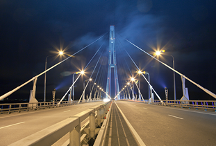 Освещение моста на остров Русский, реализованное нашим представителем “МТ Электро” на основе нашей светодиодной продукции, Екатеринбург