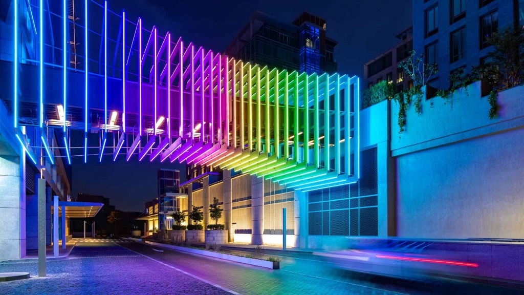Как динамическая архитектурная подсветка влияет на статус здания